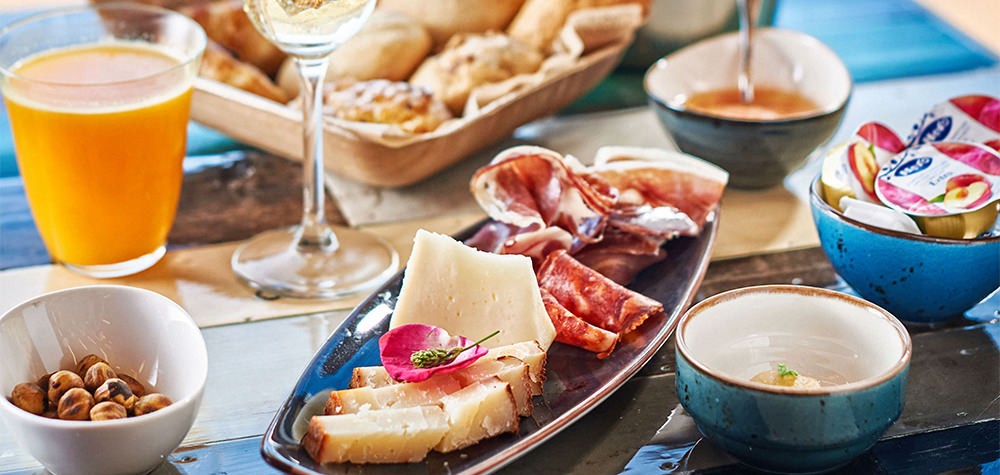 Mesa con productos del brunch en Tenerife con ticket de Teleférico del Teide Mesa con productos del brunch en Tenerife con ticket de Teleférico del Teide