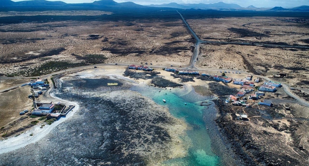 Zatoczki w El Cotillo, Fuerteventura, o krystalicznie czystej wodzie i białym piasku Zatoczki w El Cotillo, Fuerteventura, o krystalicznie czystej wodzie i białym piasku