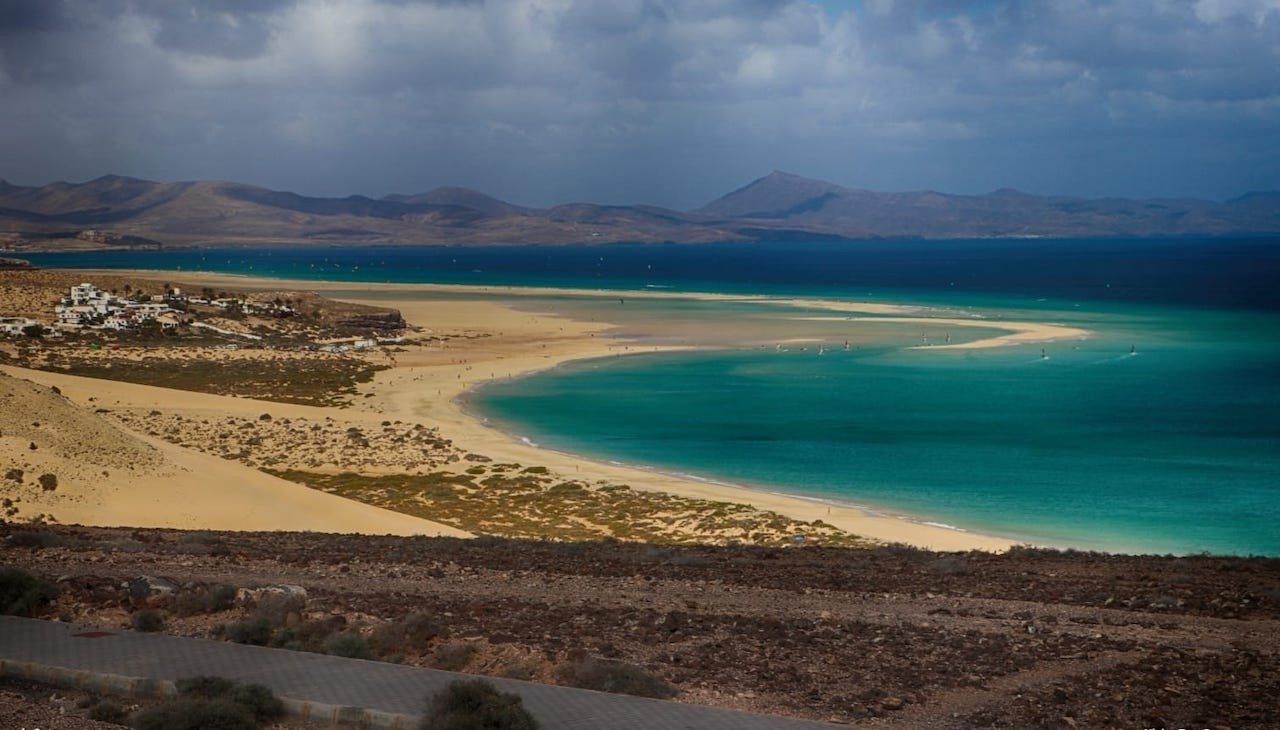 Impresionante vista de la Playa de Cofete en el sur de Fuerteventura, conocida por su belleza salvaje 