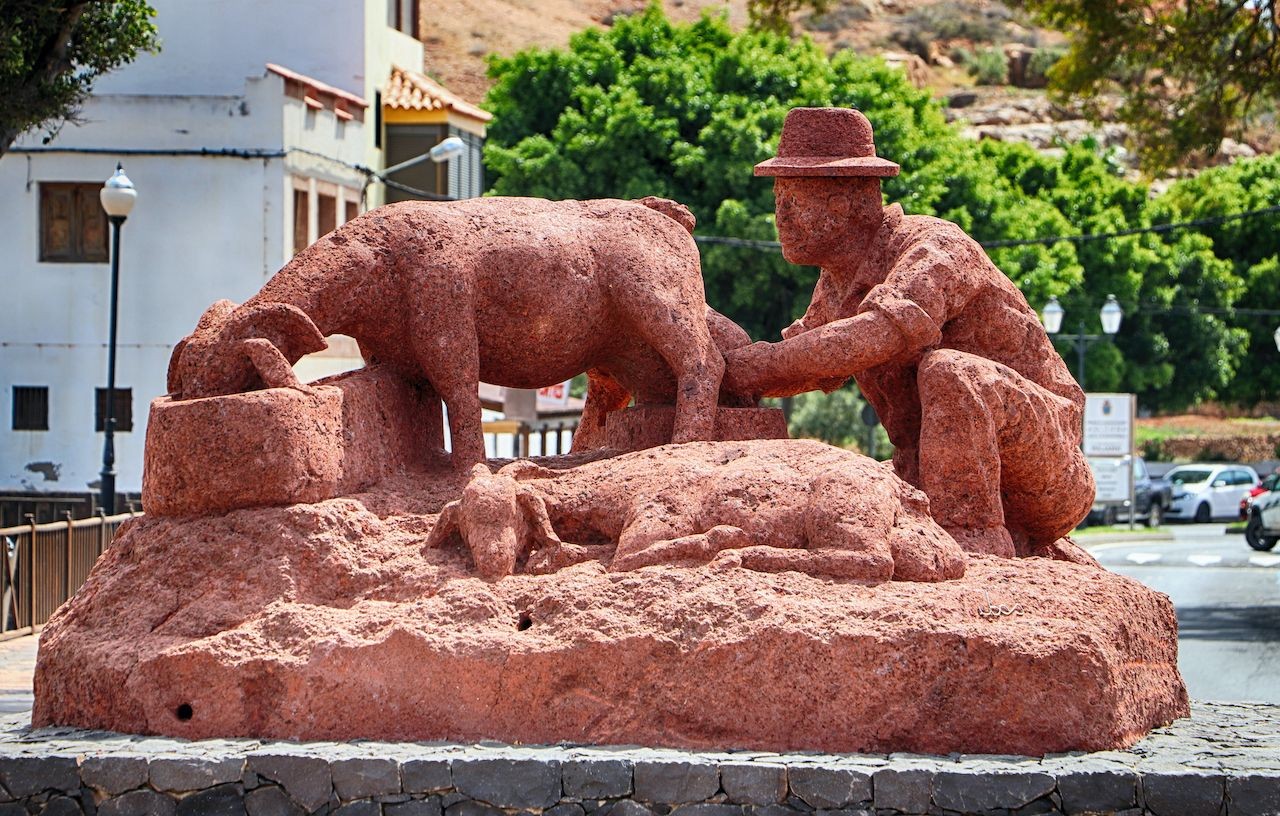Escultura de Miguel Cubas durante el tour a Fuerteventura Escultura de Miguel Cubas durante el tour a Fuerteventura