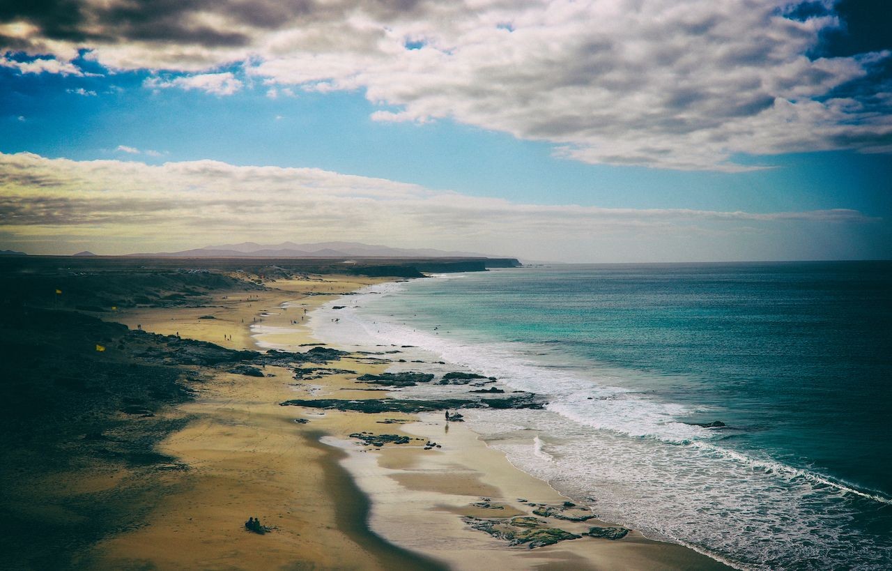 Spiaggia di El Castillo a Fuerteventura, un luogo ideale per rilassarsi e godersi il mare