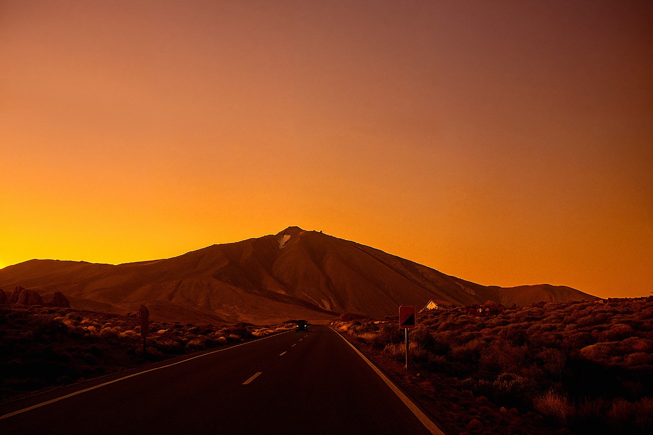 Astronomical observation during the VIP Mount Teide Night Tour with planetarium