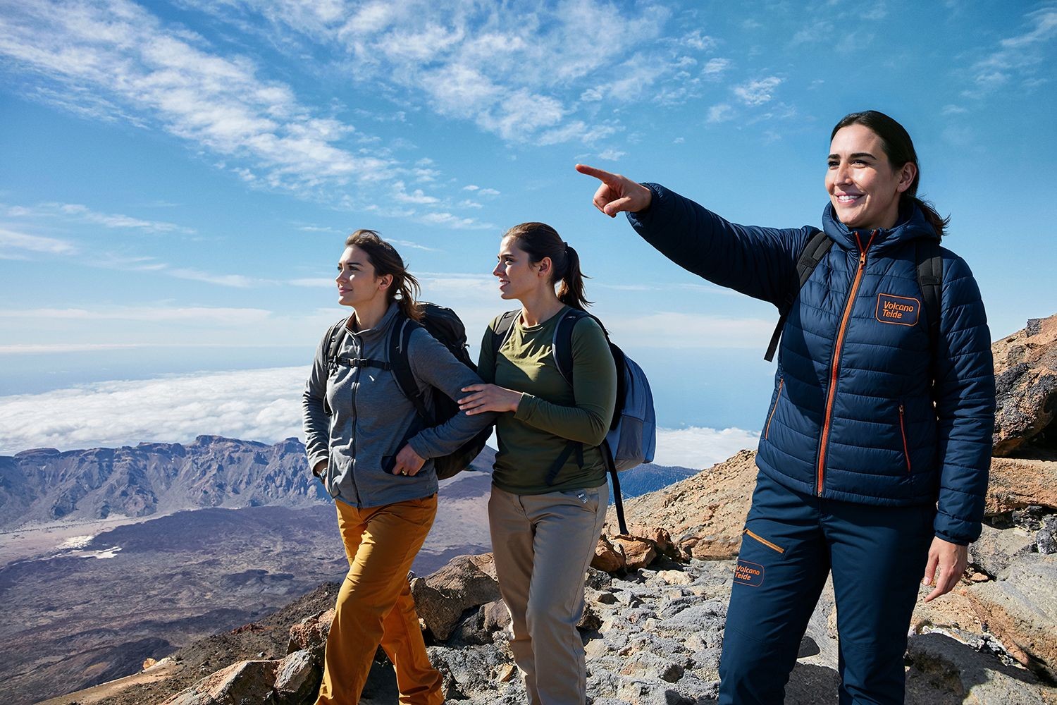 Uitleg van de privé gespecialiseerde gids tijdens de VIP-excursie naar de top van de Teide met kabelbaan inbegrepen Uitleg van de privé gespecialiseerde gids tijdens de VIP-excursie naar de top van de Teide met kabelbaan inbegrepen
