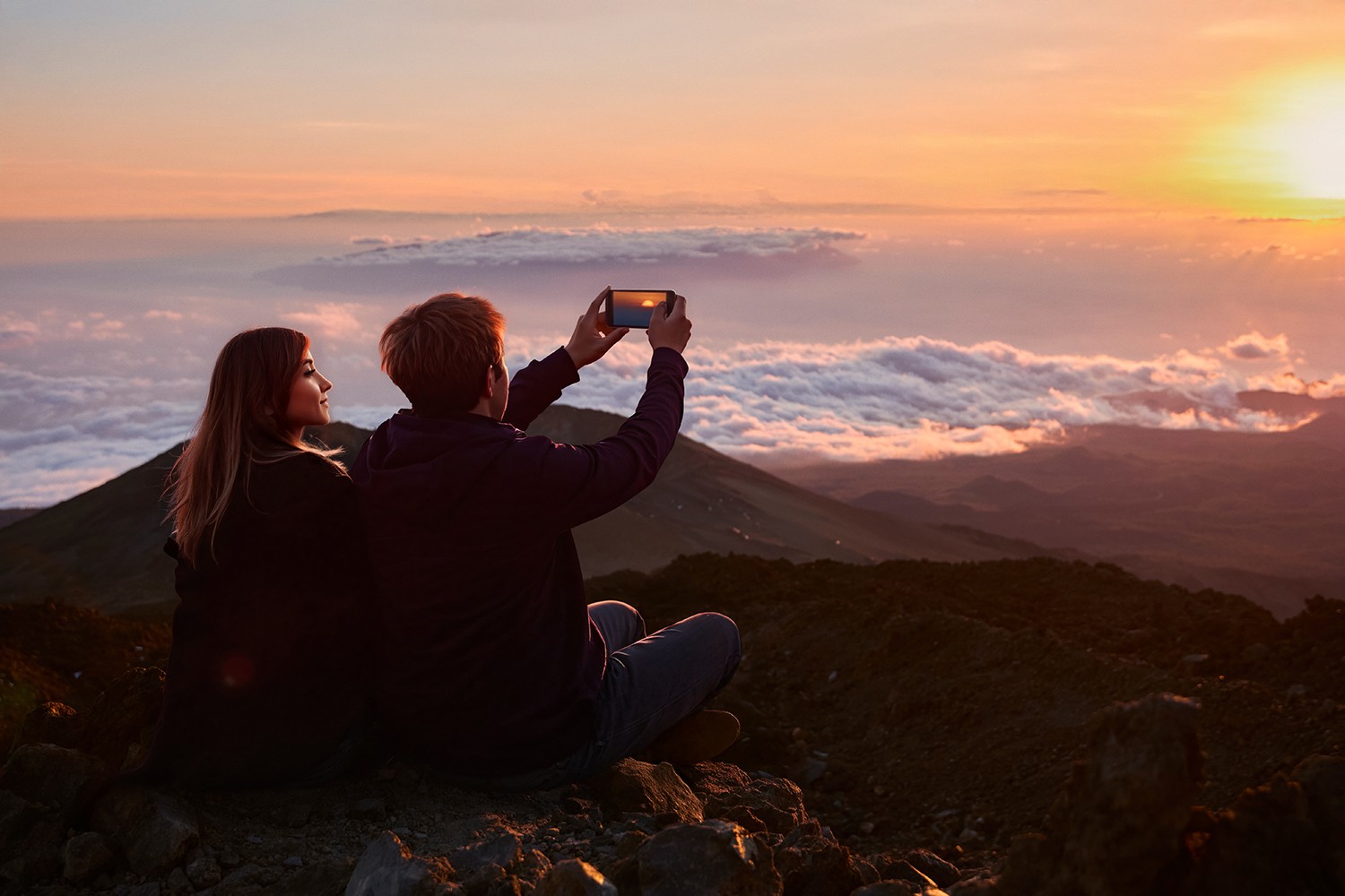 Coppia che si gode la vista del tramonto durante l'escursione Sunset & Stars sul Teide