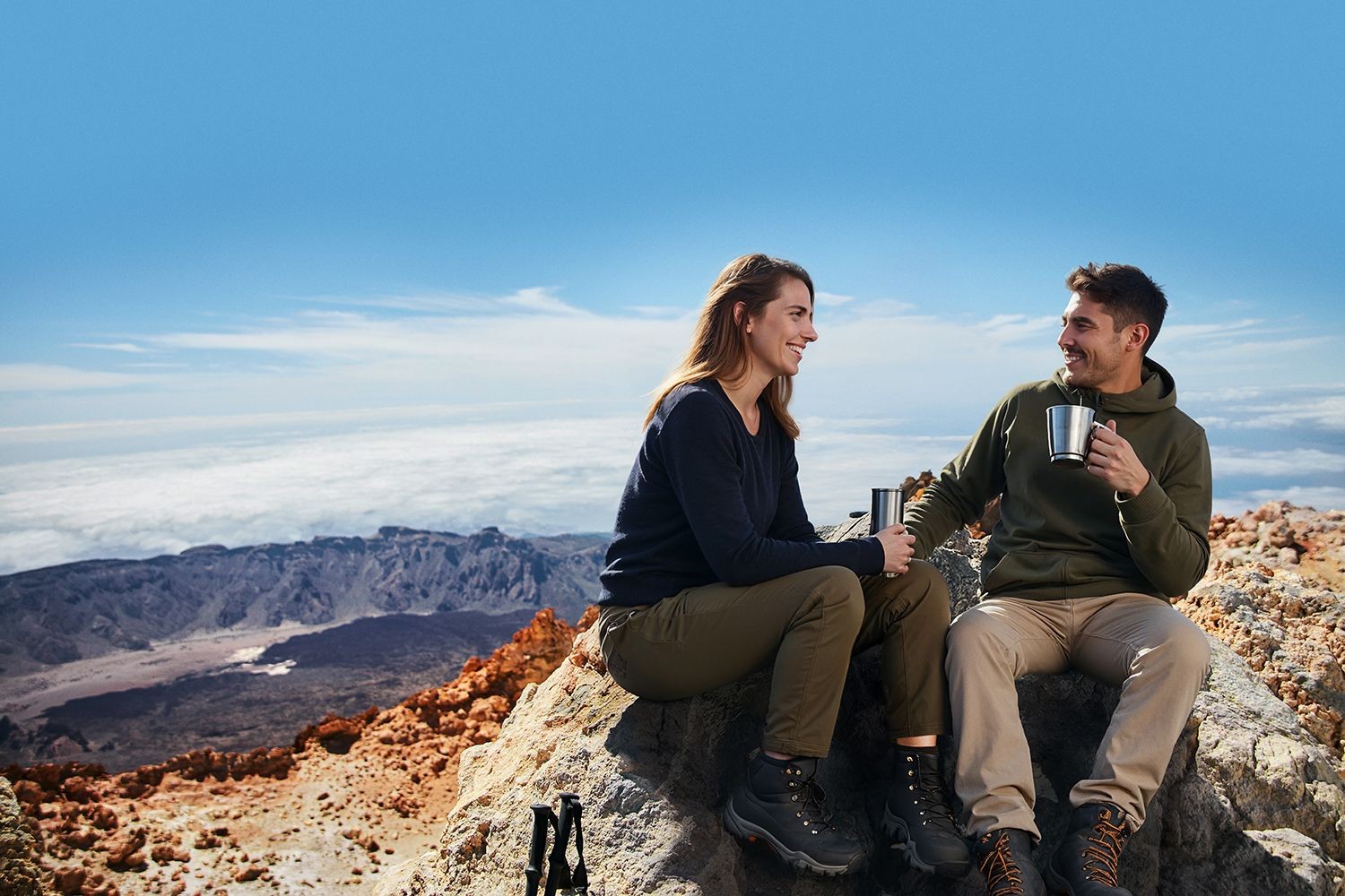 Frauen genießen die Route zu Fuß entlang des Telesforo-Bravo-Wanderwegs, der zum beeindruckenden Teide-Krater führt Frauen genießen die Route zu Fuß entlang des Telesforo-Bravo-Wanderwegs, der zum beeindruckenden Teide-Krater führt