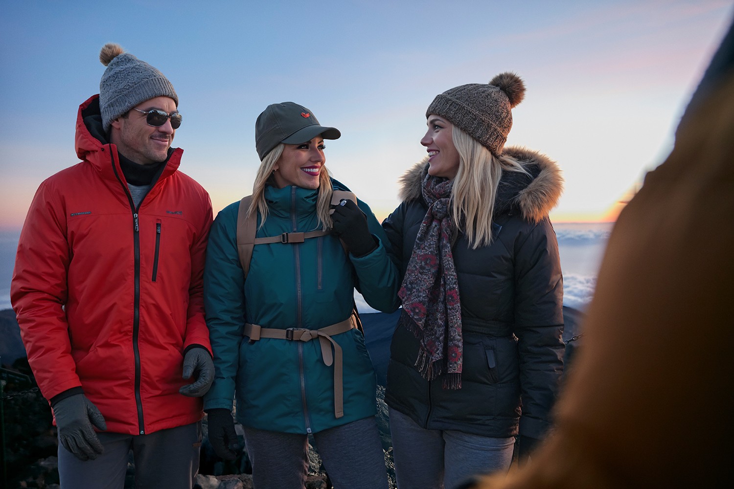 Przewodnik udzielający informacji podczas aktywności Kolejka linowa o zmierzchu, aby przybliżyć wulkaniczne cuda otoczenia