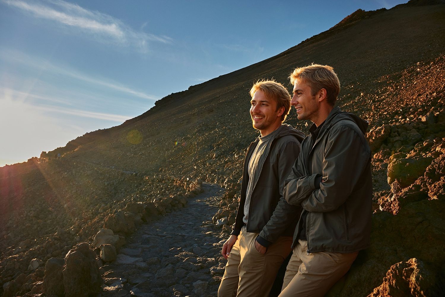 Faire l'imposant chemin guidé vers le Mirador de Pico Viejo pour voir le coucher de soleil, en groupe exclusif