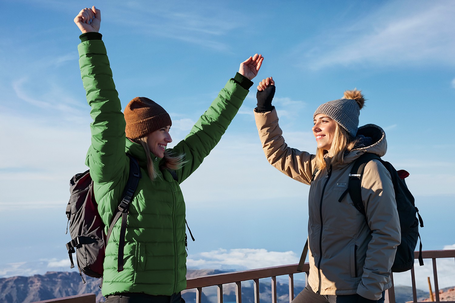 Frauen genießen die Route zu Fuß entlang des Telesforo-Bravo-Pfades, der zum beeindruckenden Krater des Teide führt