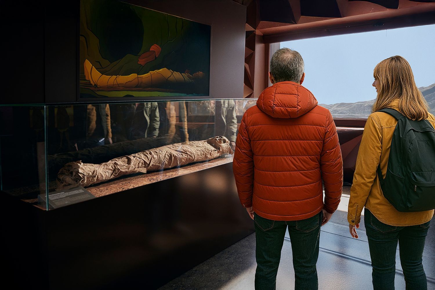 Zwei Personen betrachten eine Mumie in der Ausstellung Teide Legend.