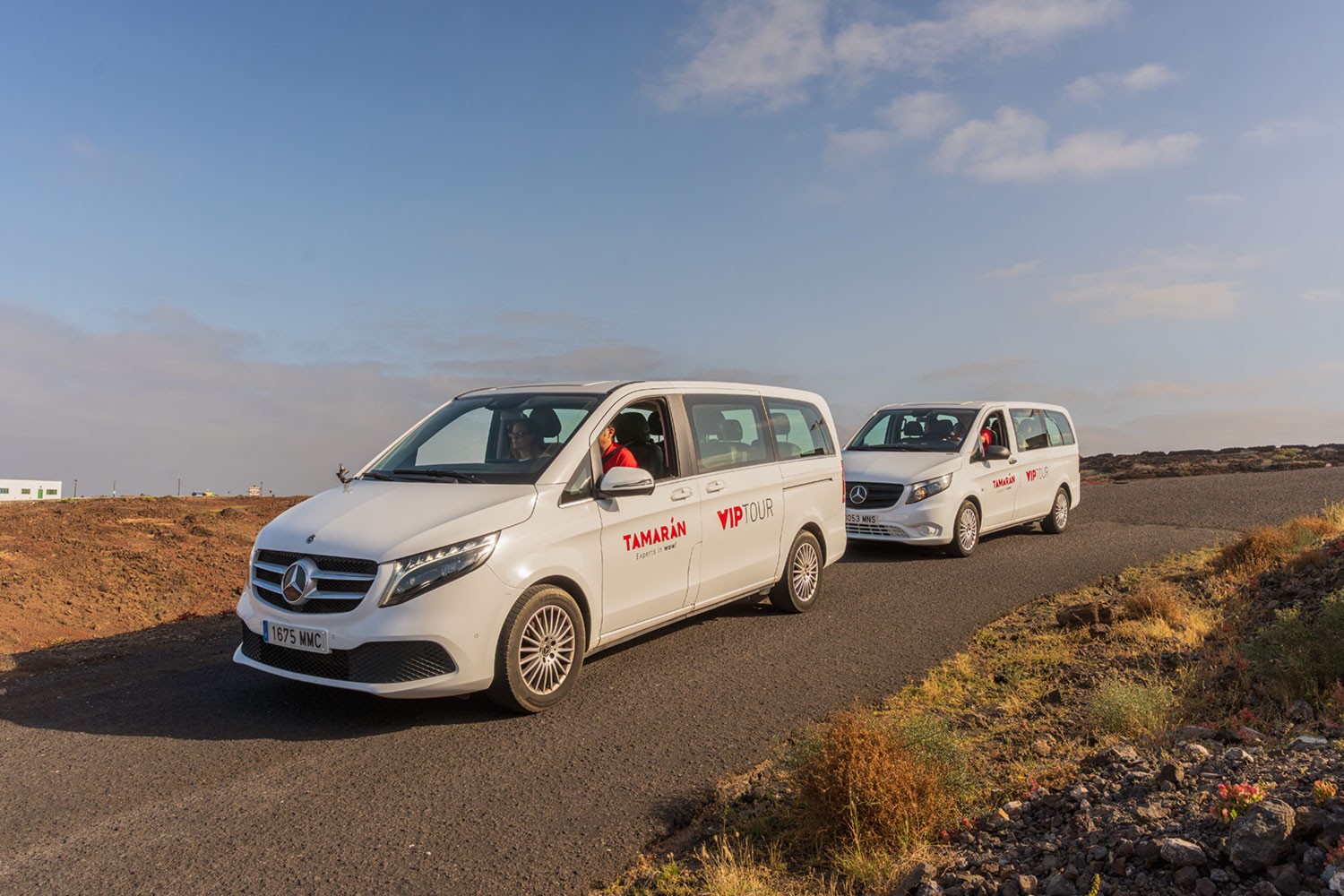 Minibus VIP Tour de Tamarán roulant vers Arucas et la Caldera de Bandama, à Gran Canaria.