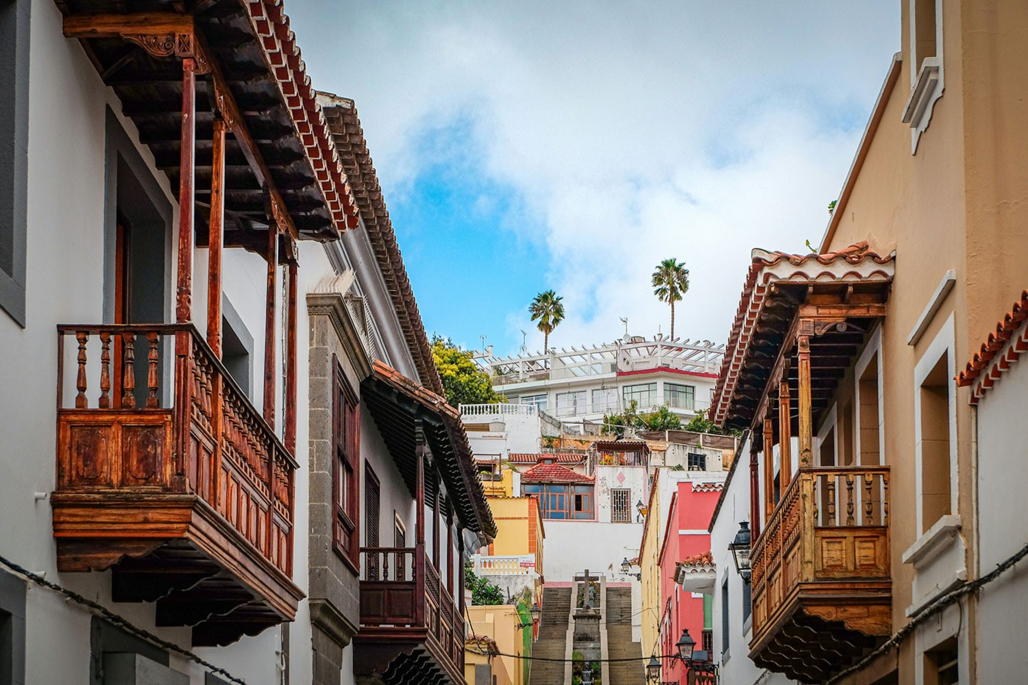 Rue traditionnelle de Teror avec ses balcons canariens, à Gran Canaria.