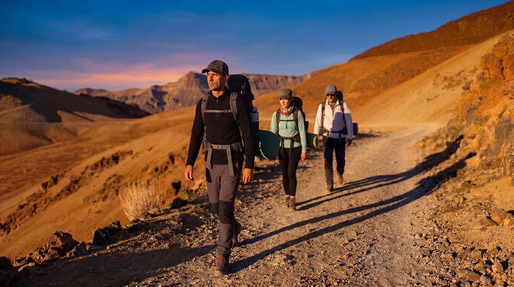 Hikers walking towards the refuge along the Montaña Blanca Trail