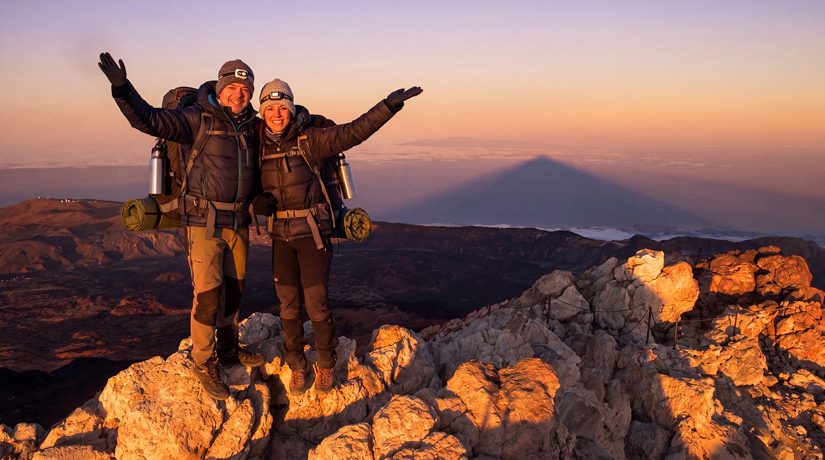 Ein Paar erreicht den Gipfel des Teide, nachdem es in der Altavista-Hütte übernachtet hat