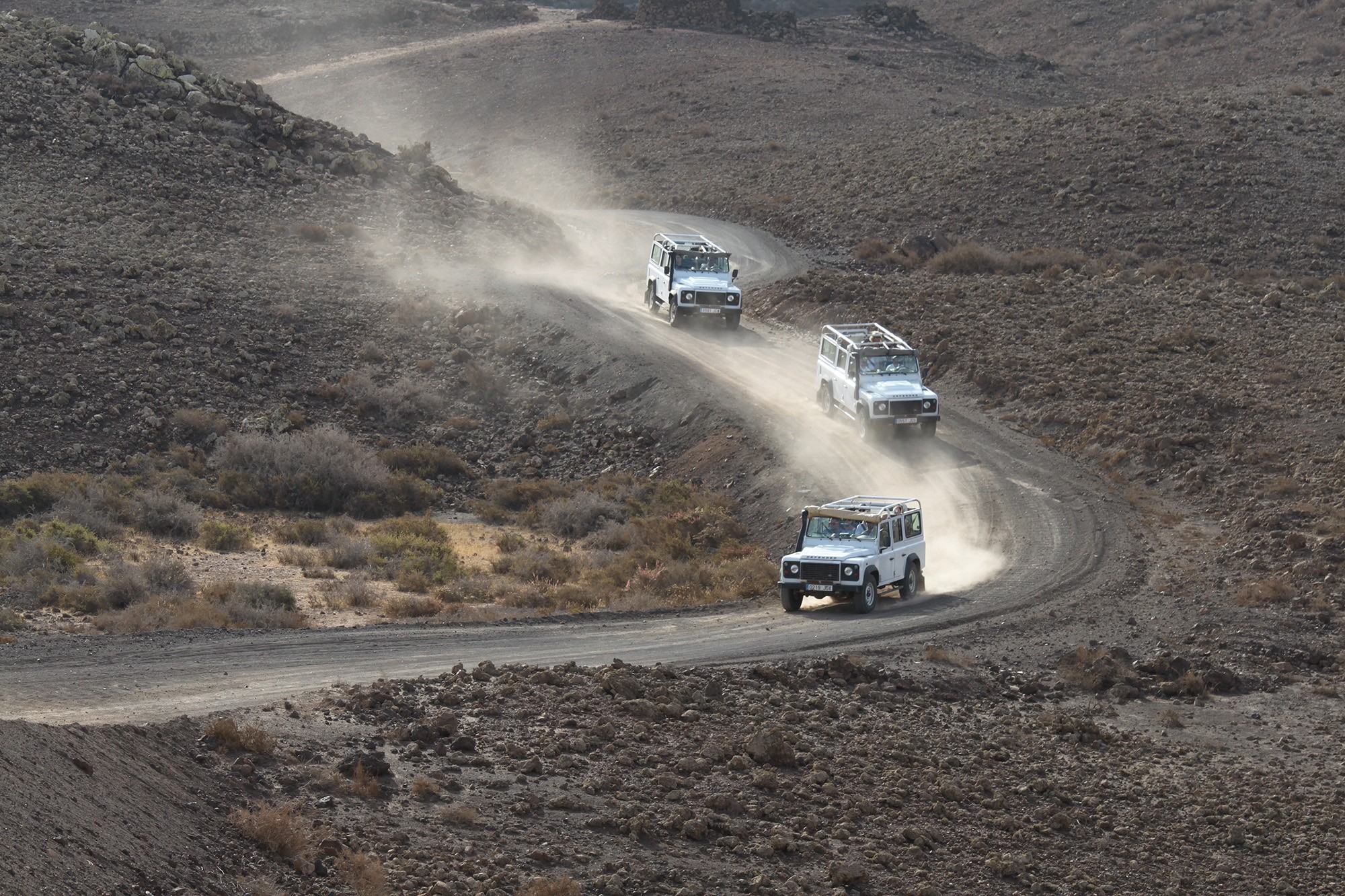 4x4 Jeep excursie over een onverharde weg 4x4 Jeep excursie over een onverharde weg