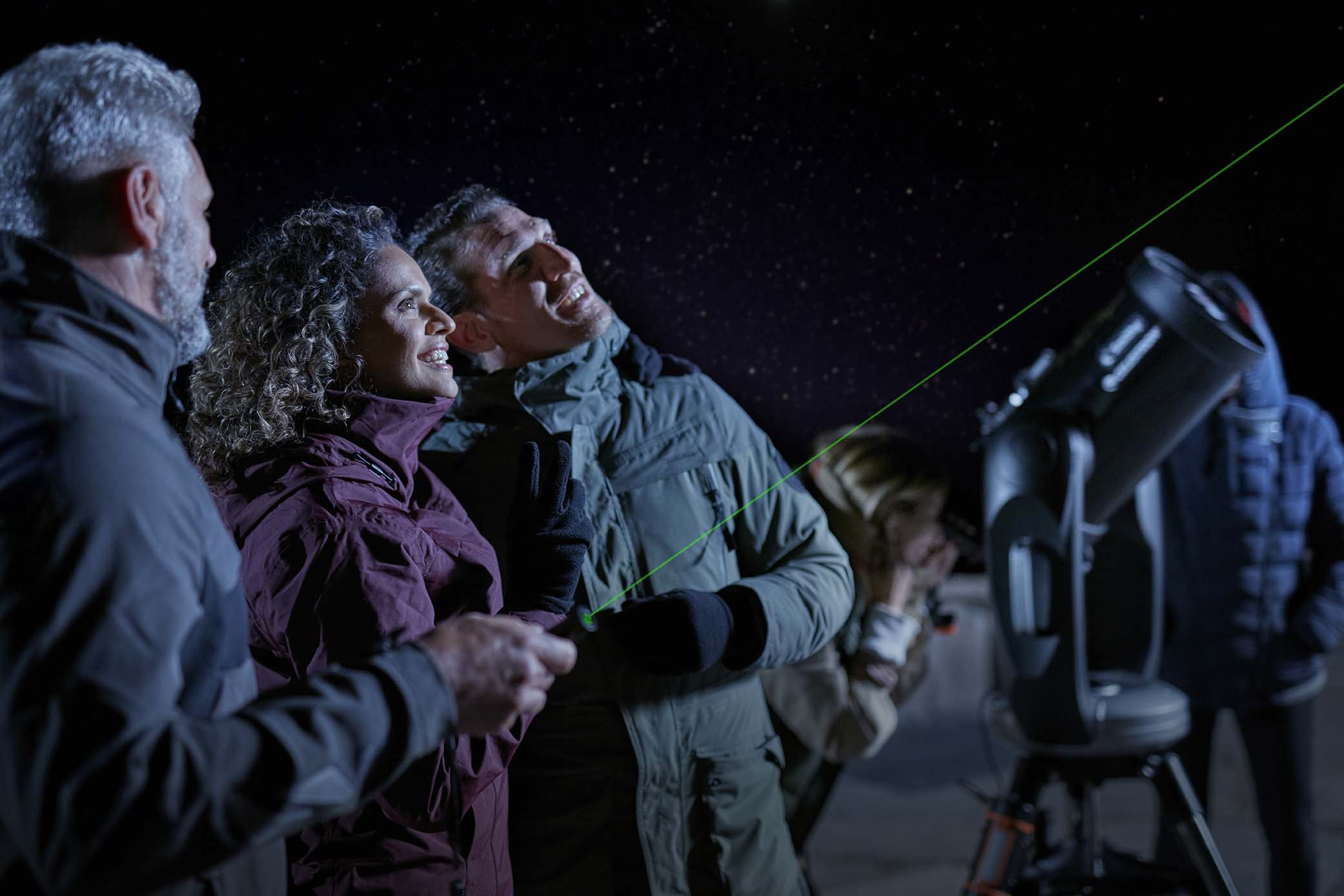 Tourguide gibt Erklärungen und Hinweise während einer privaten astronomischen Beobachtung auf dem Teide