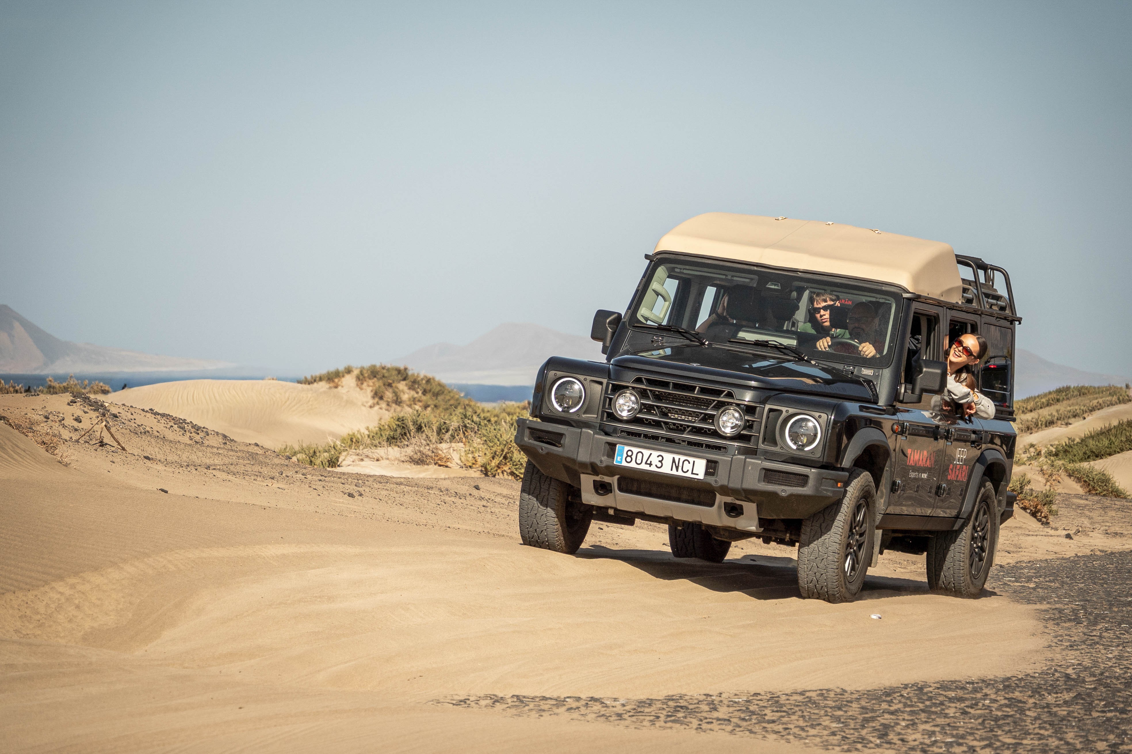 Jeep tour en la Playa de Famara con el Risco de Famara en Lanzarote Jeep tour en la Playa de Famara con el Risco de Famara en Lanzarote
