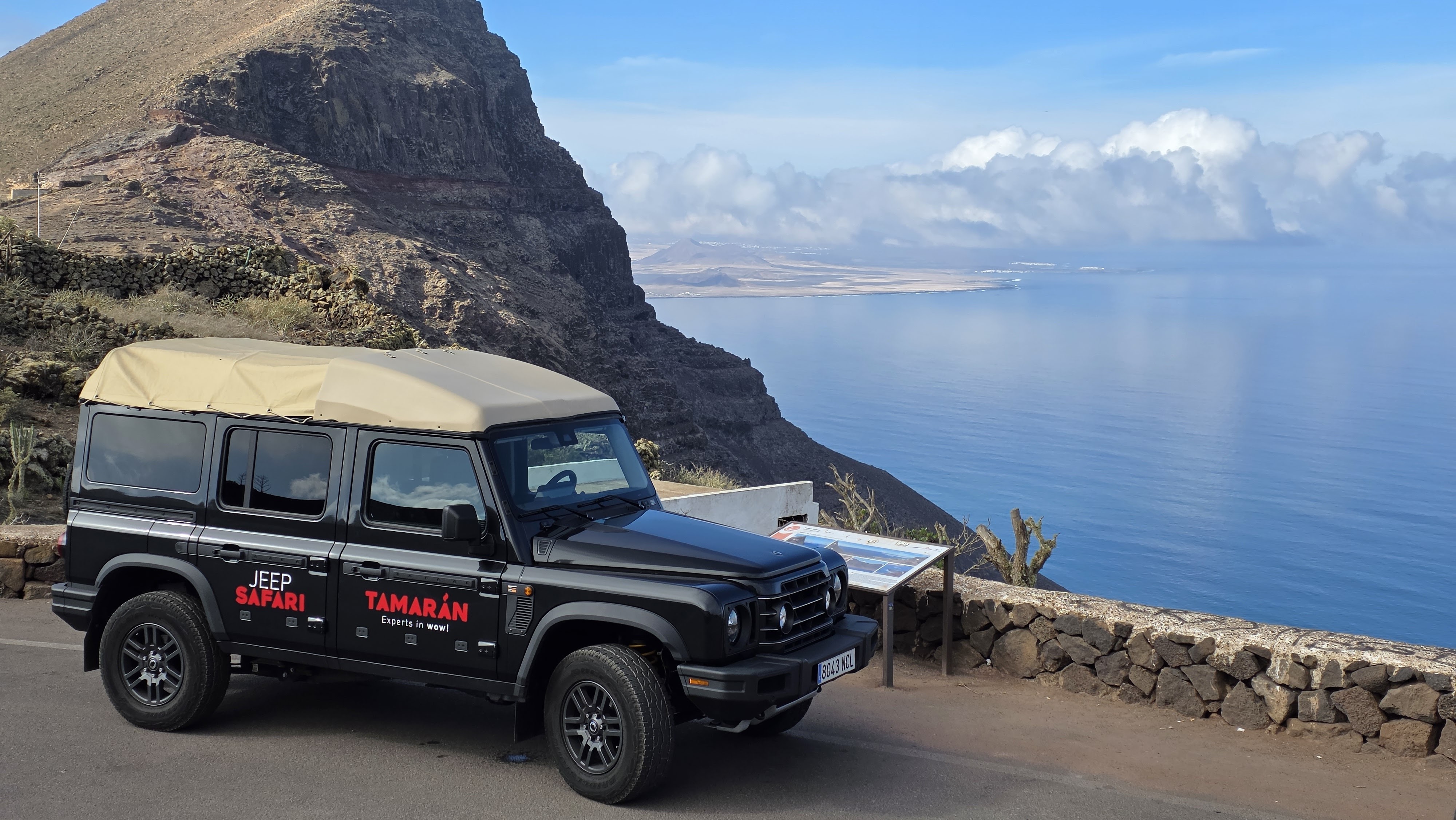 Jeep lungo la costa di Famara a Lanzarote