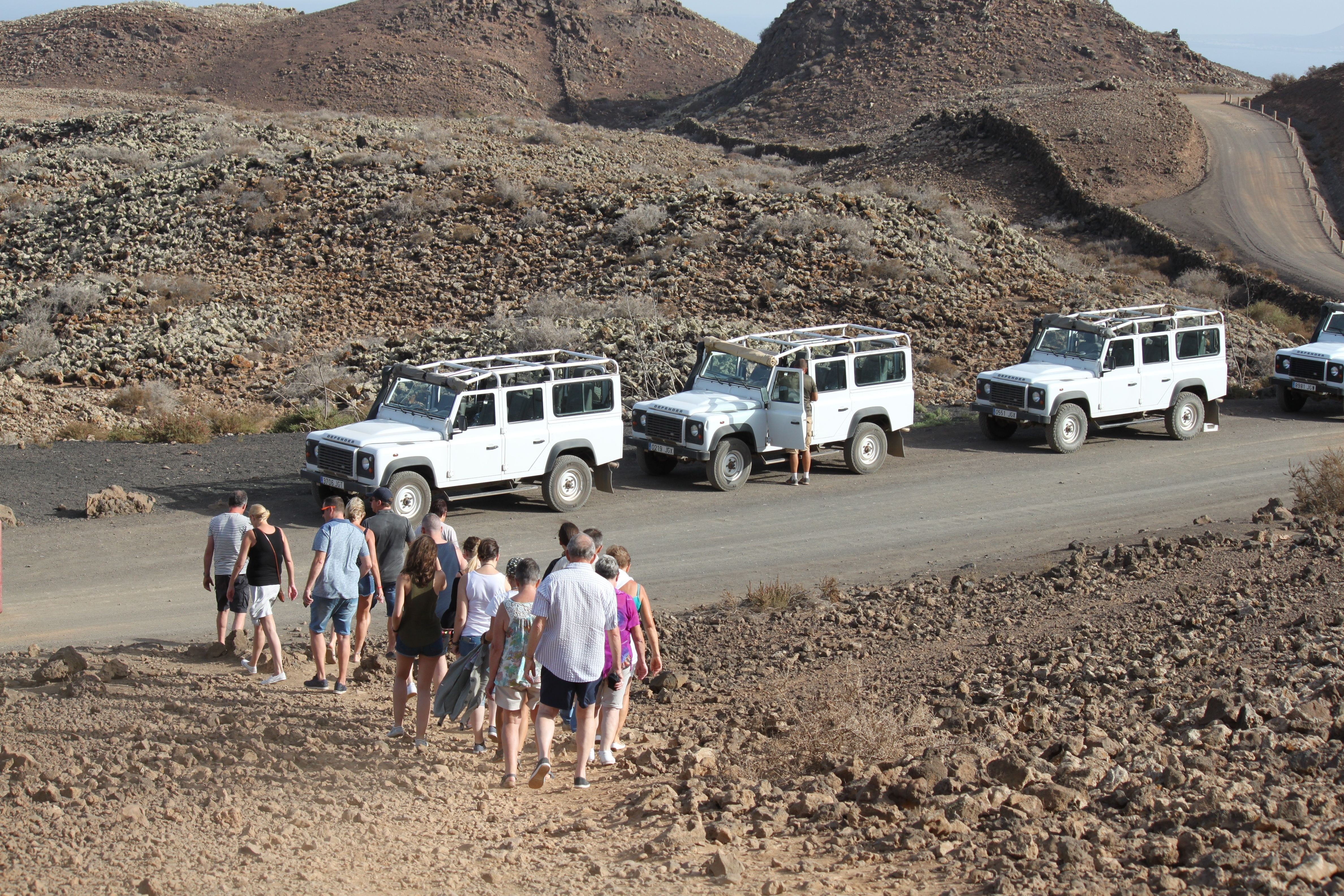 Jeep Defender unterwegs an den Stränden und Wegen von El Cotillo Jeep Defender unterwegs an den Stränden und Wegen von El Cotillo