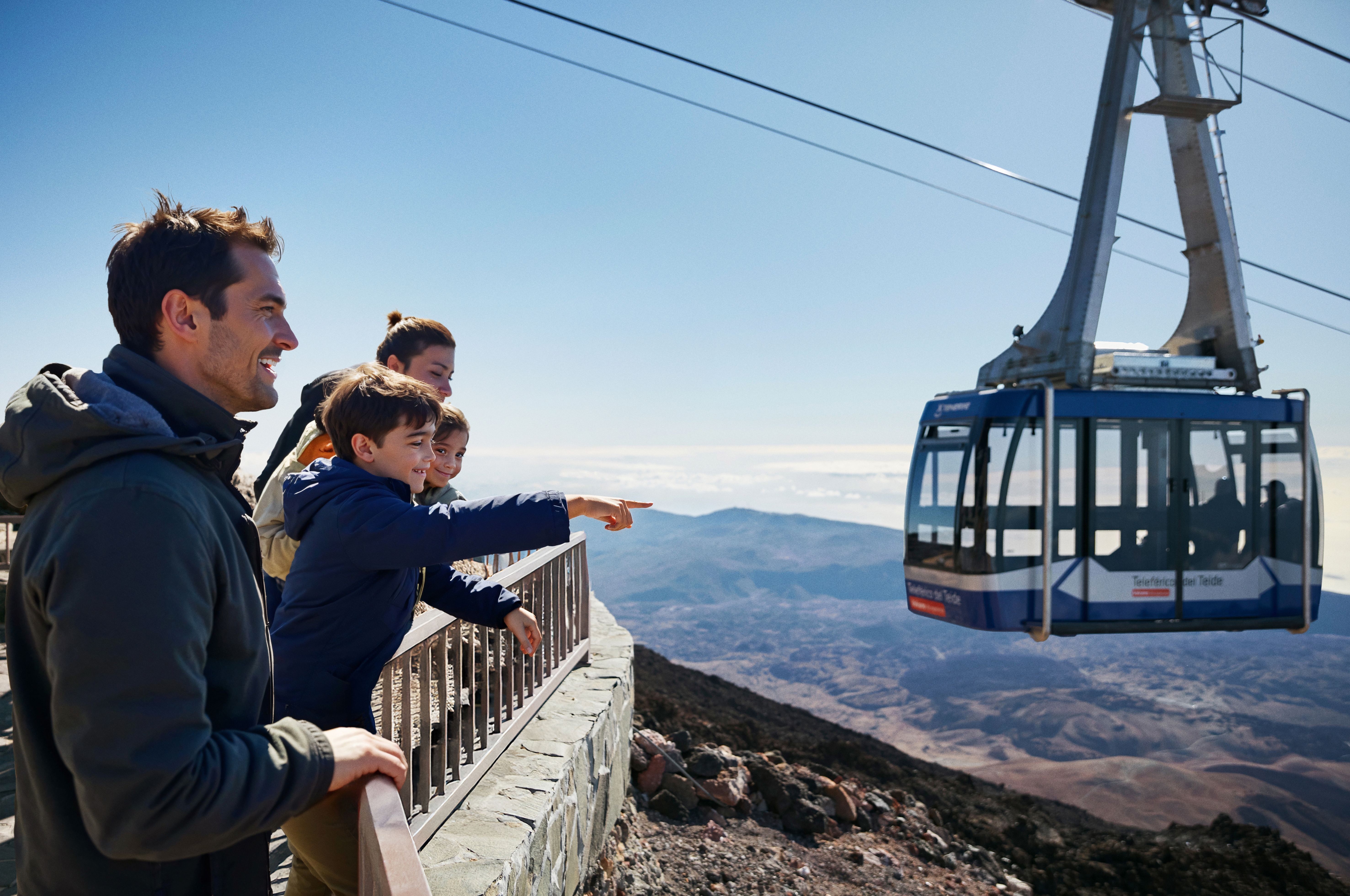 Familie die de uitzichten observeert zodra ze de top van de Teide-kabelbaan bereiken