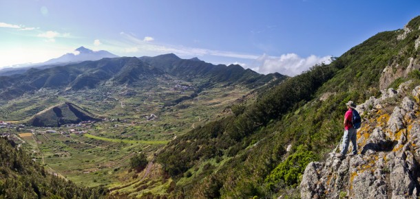 Senderista observando las montañas en el Parque Rural de Teno