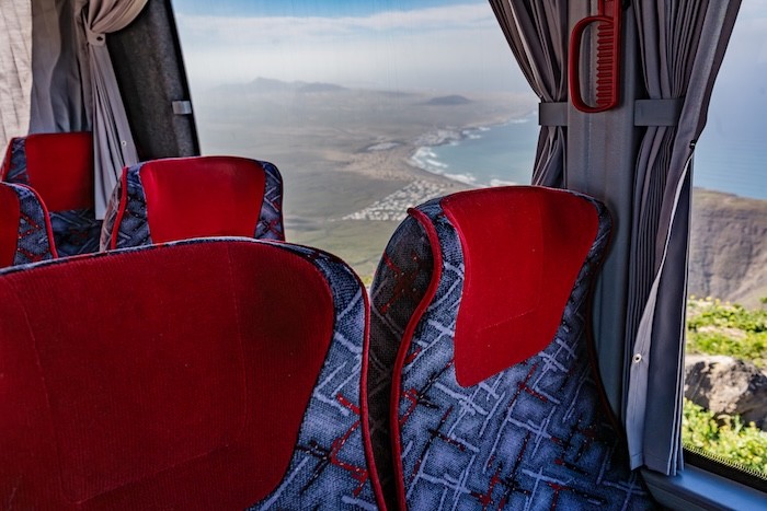 Wnętrze autobusu transferowego z Playa Blanca do Corralejo 