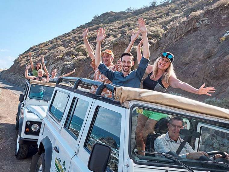 Famiglia durante l'escursione Jeep Safari a Masca in privato