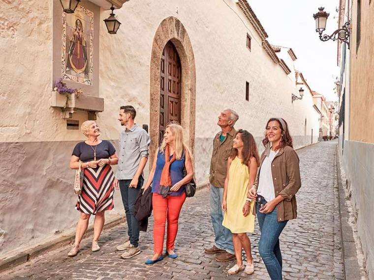 Familia caminando por la laguna en excursión VIP Tour