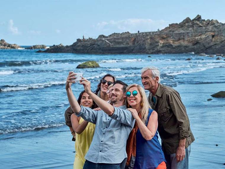 Touristes sur la plage d’Anaga lors de l'excursion VIP Tour