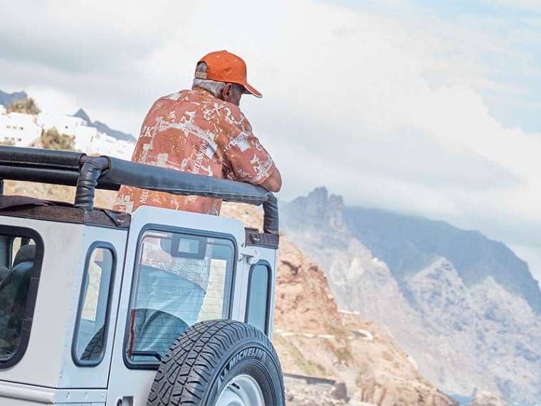 Toerist geniet van het uitzicht op Masca vanaf een jeep