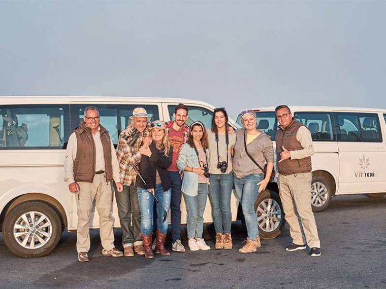 Gezin in een minibus om La Laguna te bezoeken op de VIP Tour