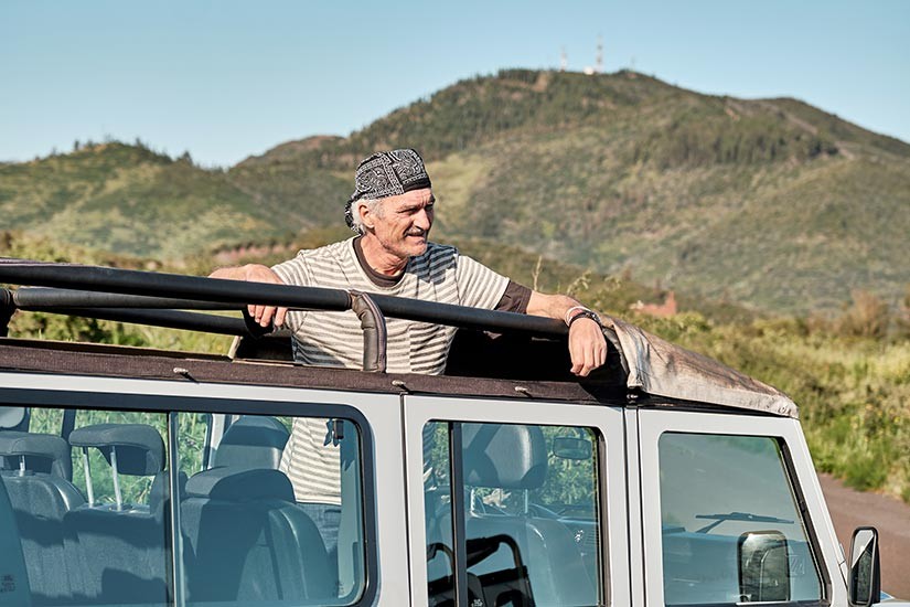 Homme monté dans le Jeep Safari au Teide