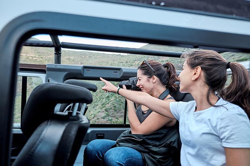 Przyjaciółki w samochodzie na prywatnej wycieczce Jeep Safari do Masca