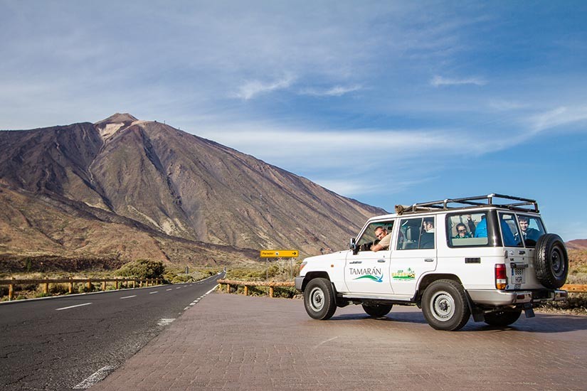 Mężczyzna w jeepie na prywatnym safari na Teide Mężczyzna w jeepie na prywatnym safari na Teide