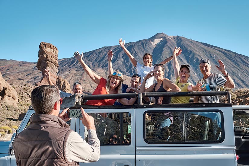 Grupa ludzi robiących sobie zdjęcie na prywatnym Jeep Safari na Teide Grupa ludzi robiących sobie zdjęcie na prywatnym Jeep Safari na Teide