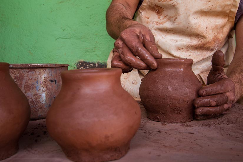 Elaborazione di vasi d'argilla a La Gomera in privato
