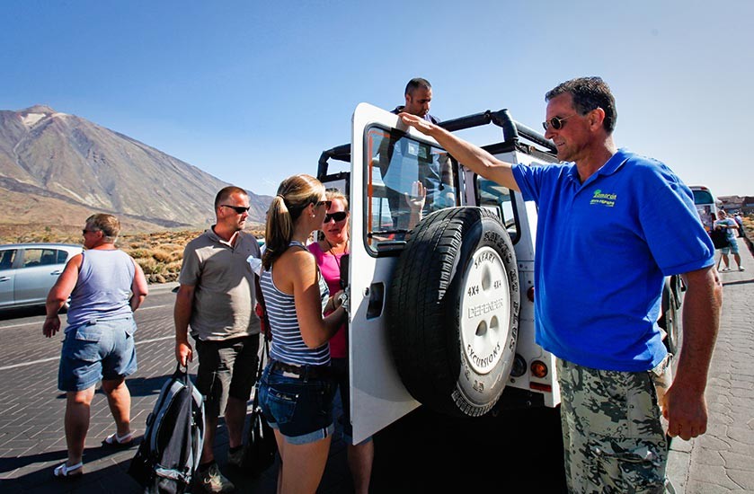 Rodzina jadąca jeepem na wycieczkę na Teide Rodzina jadąca jeepem na wycieczkę na Teide