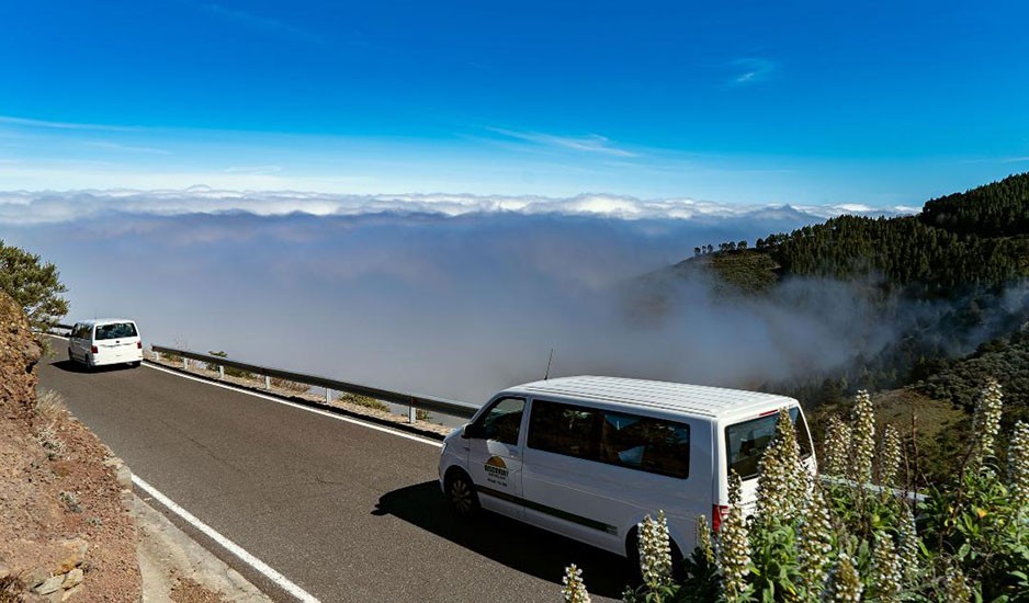 Blick auf das Wolkenmeer auf Gran Canaria mit einem Van Blick auf das Wolkenmeer auf Gran Canaria mit einem Van