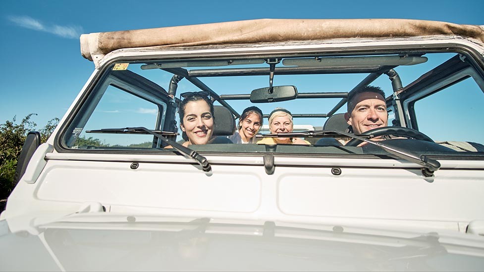 Familie genießt den Ausflug Jeep Safari zum Teide Familie genießt den Ausflug Jeep Safari zum Teide