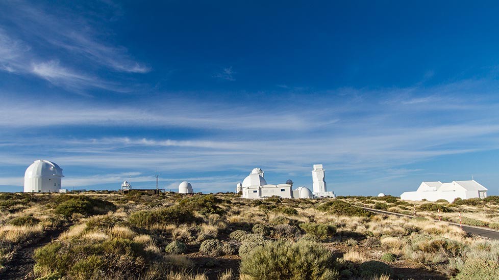 Uitzicht van een afstand op het Observatorium de Teide privé