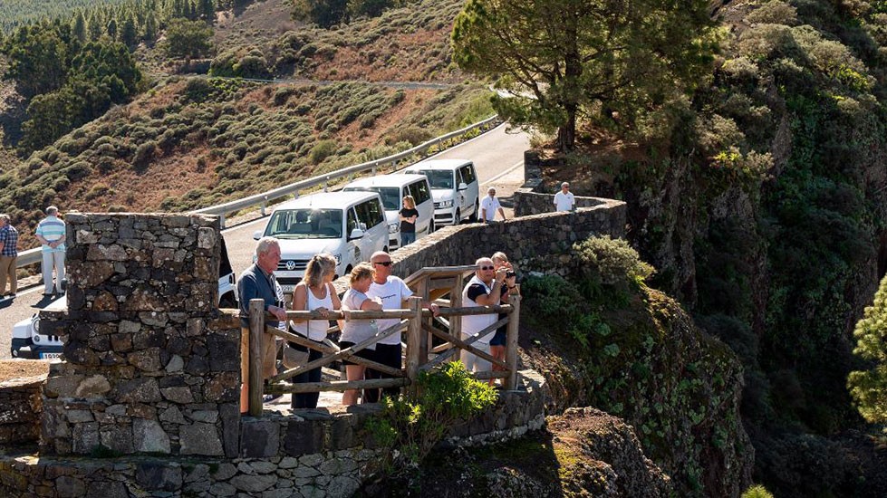 Turisti in un belvedere a Gran Canaria durante l'escursione Panorama VIP Tour