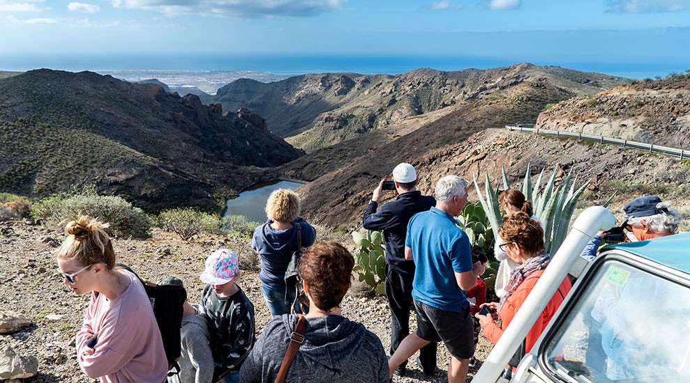 Touristen auf einem Aussichtspunkt auf Gran Canaria bei der Jeep Safari Touristen auf einem Aussichtspunkt auf Gran Canaria bei der Jeep Safari